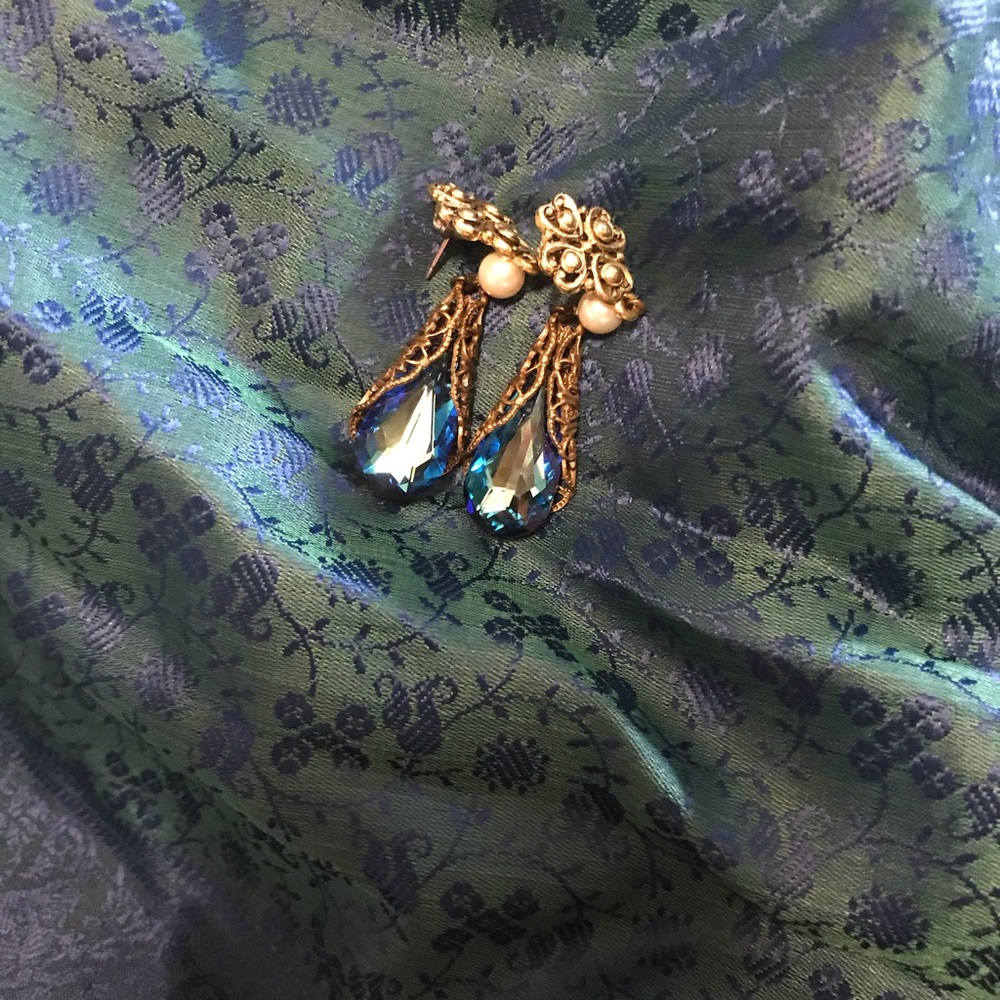Beautiful brilliant filigree teal gem earrings